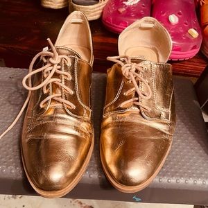 Cute rose gold flats with laces and side cut out design.